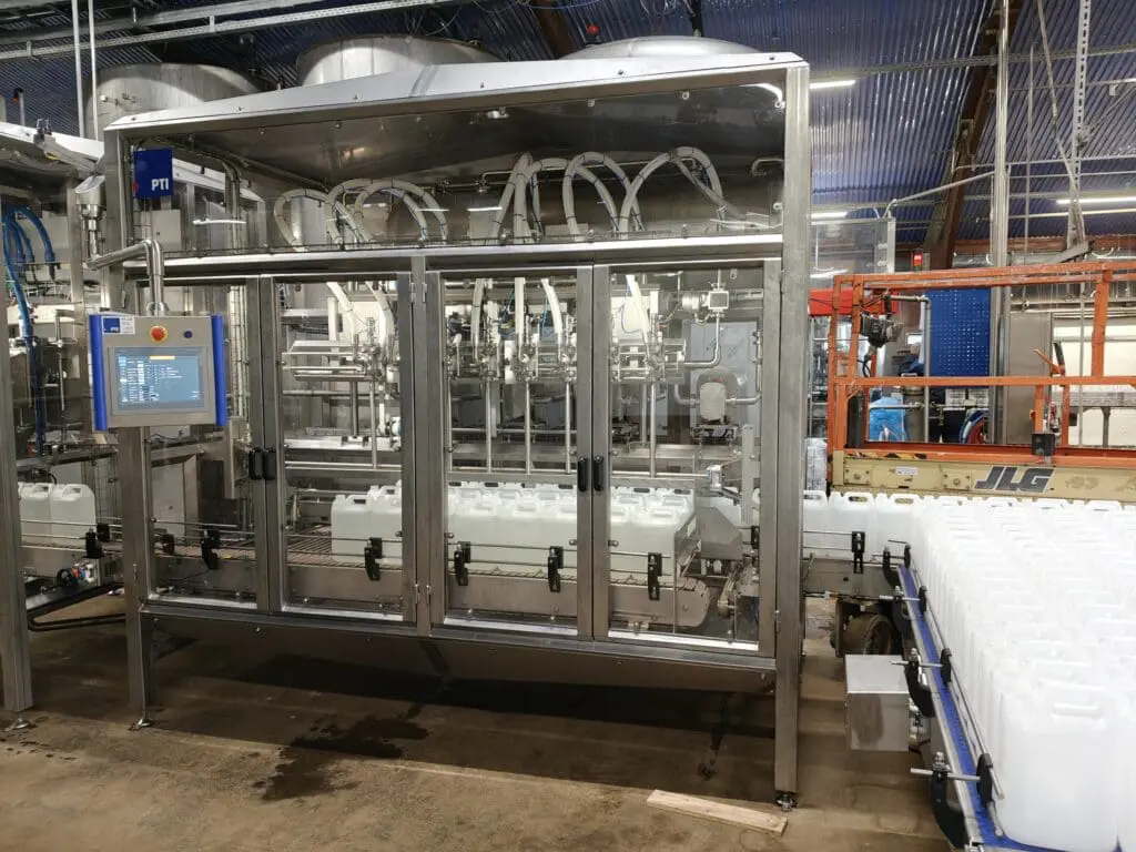 Automatisk dunkfylder i rustfri stål til påfyldning af flydende produkter i fødevareindustrien.