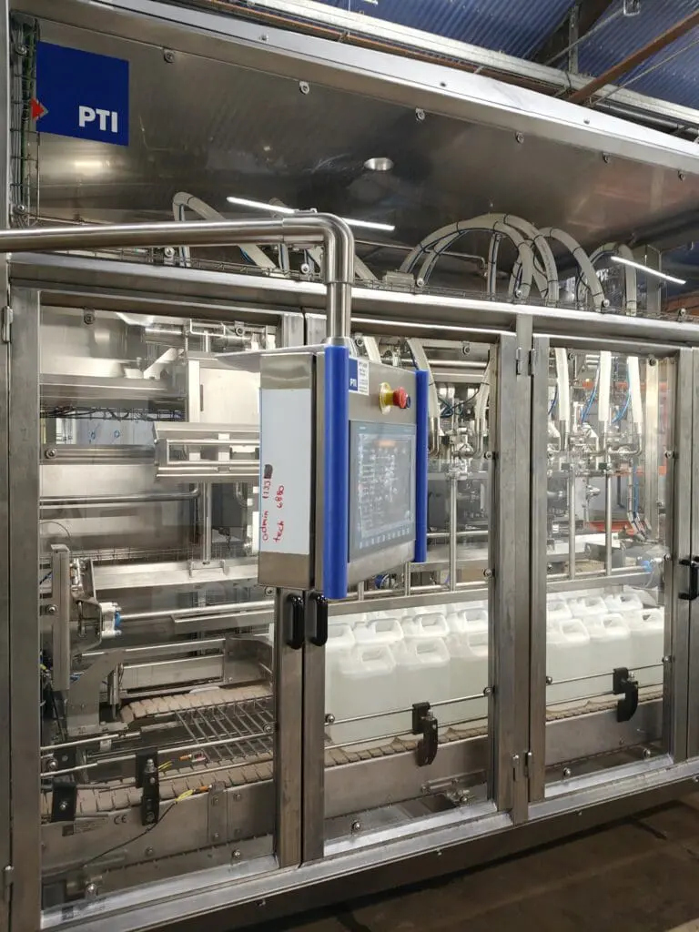 Fuldautomatisk dunkfylder i rustfrit stål til præcis påfyldning af dunke i fødevareindustrien.