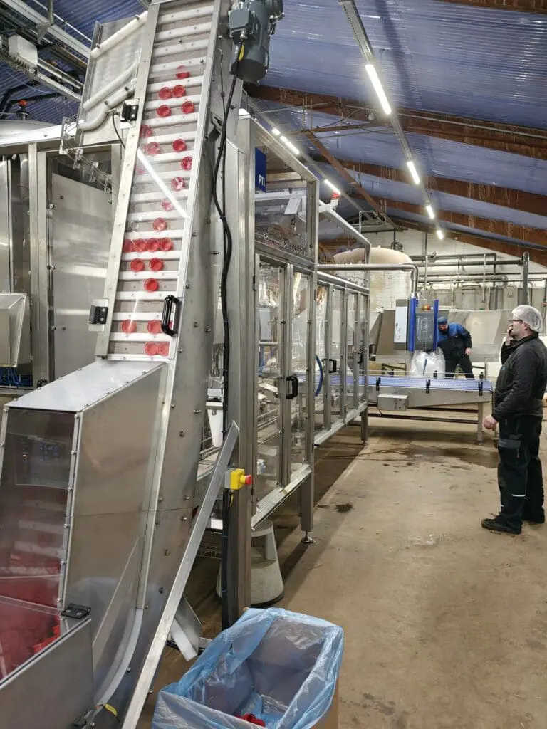 Fuldautomatisk dunkfylder med kapseltilføring i rustfrit stål til fødevareindustrien.