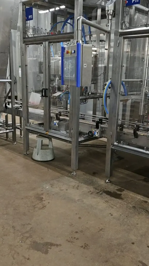 Automatisk dunkfylder i rustfrit stål med kontrolpanel til hygiejnisk påfyldning i fødevareindustrien.