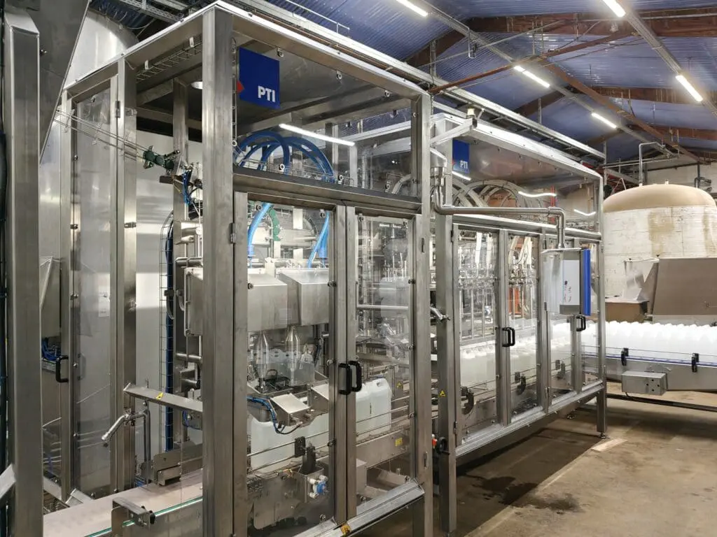 Fuldautomatisk dunkfylder i hygiejnisk rustfrit stål til fødevare- og procesindustrien hos PTI A/S.